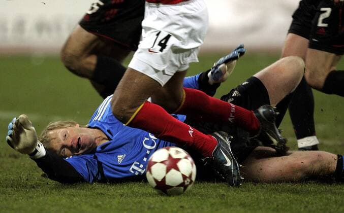 Torwart Oliver Kahn (Bayern) wirft sich mit vollem Risiko einem Stürmer von Arsenal entgegen Fußball EC 1 Herren Champions League 2004 2005, FC Bayern München - Arsenal FC London 3:1, Achtelfinale Gruppe München Dynamik, Kampf,