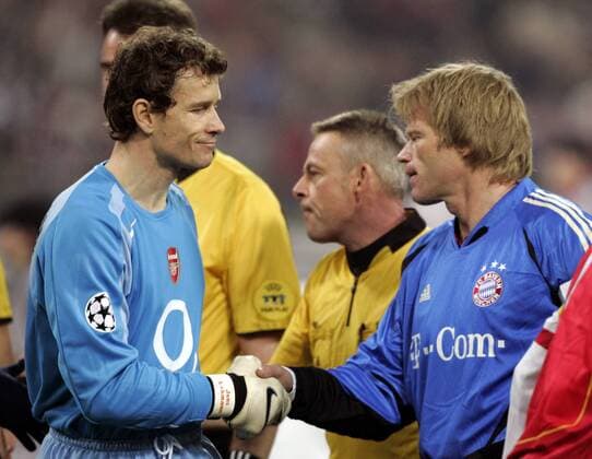 Die Nationaltorwartrivalen Jens Lehmann (Arsenal, li.) und Oliver Kahn (Bayern) schauen vor dem Aufeinandertreffen ihrer Vereine konzentriert aneinander vorbei Fußball EC 1 Herren Champions League 2004 2005, FC Bayern München - Arsenal FC London 3:1, Achtelfinale Gruppe München Spannung,