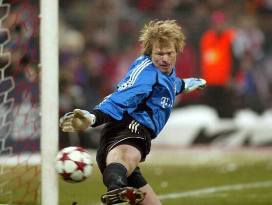 Torwart Oliver Kahn (Bayern) kassiert ein Gegentor Fußball EC 1 Herren Champions League 2004 2005, FC Bayern München, Achtelfinale Einzelbild München Dynamik,