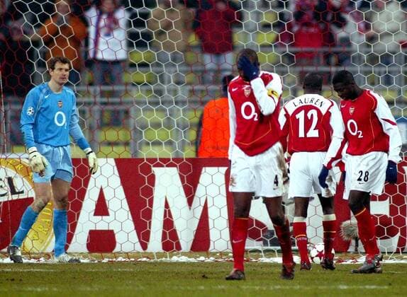 Torwart Jens Lehmann (li.) hadert mit seinen Abwehrspielern, v. re.: Kolo Toure, Lauren Etame Mayer und Vieira (alle Arsenal) Fußball EC 1 Herren Champions League 2004 2005, Arsenal FC London, Achtelfinale Gruppe München Enttäuschung,
