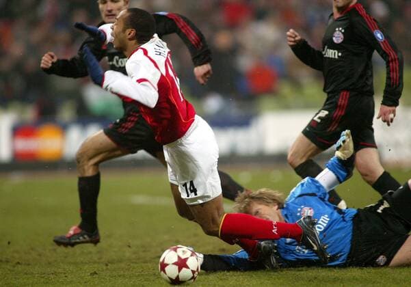 Torwart Oliver Kahn (Bayern) bringt Thierry Henry (Arsenal) zu Fall Fußball EC 1 Herren Champions League 2004 2005, FC Bayern München - Arsenal FC London 3:1, Achtelfinale Gruppe München Dynamik, Kampf,