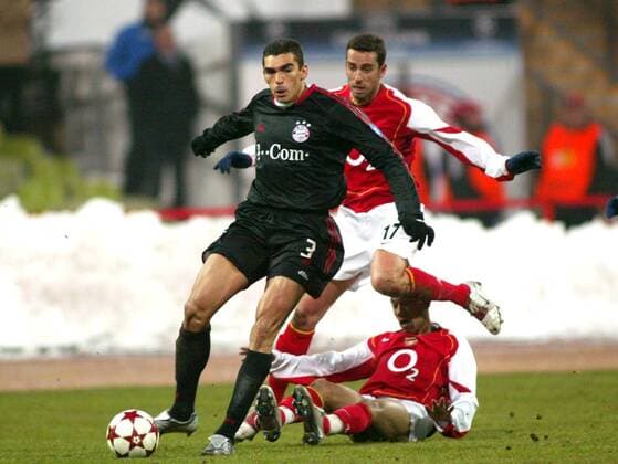 Lucio (Bayern) lässt Gael Clichy (unten) und Edu (beide Arsenal) hinter sich Fußball EC 1 Herren Champions League 2004 2005, FC Bayern München - Arsenal FC London 3:1, Achtelfinale Gruppe München Dynamik, Überlegenheit,