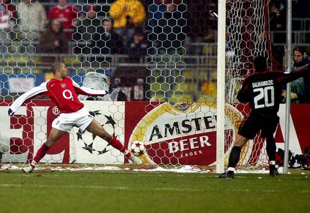 Hasan Salihamidzic (Bayern, re.) erzielt das 3:0, der Rettungsversuch von Gael Clichy (Arsenal) scheitert Fußball EC 1 Herren Champions League 2004 2005, FC Bayern München - Arsenal FC London 3:1, Achtelfinale Gruppe München