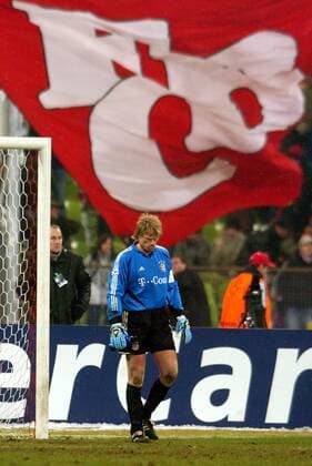 Torwart Oliver Kahn (Bayern) nachdenklich vor einer Vereinsfahne Fußball EC 1 Herren Champions League 2004 2005, FC Bayern München, Achtelfinale Einzelbild München Nachdenklichkeit,