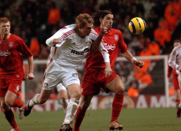 Jan Ingwer Callsen Bracker (Leverkusen, li.) gegen Milan Baros (Liverpool) Fußball EC 1 Herren Champions League 2004 2005, FC Liverpool - Bayer 04 Leverkusen 3:1 Gruppe Liverpool Dynamik,