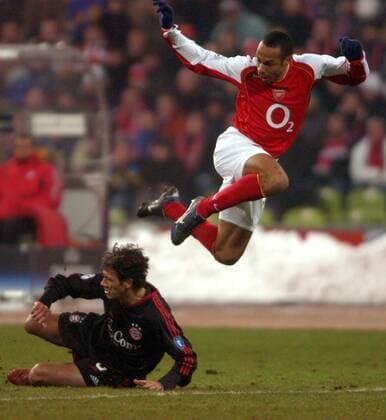 Thierry Henry (Arsenal) überspringt Martin Demichelis (Bayern) Fußball EC 1 Herren Champions League 2004 2005, FC Bayern München - Arsenal FC London 3:1, Achtelfinale Gruppe München Dynamik, Höhe