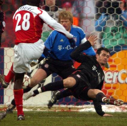 Torwart Oliver Kahn (Mitte) und Willy Sagnol (beide Bayern) sind gegen das 3:1 durch Kolo Toure (Arsenal) chancenlos Fußball EC 1 Herren Champions League 2004 2005, FC Bayern München - Arsenal FC London 3:1, Achtelfinale Gruppe München Dynamik,