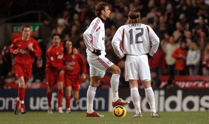 Dimitar Berbatov (li.) und Andrej Voronin (beide Leverkusen) am Anstoß während Liverpooler Spieler noch jubeln Fußball EC 1 Herren Champions League 2004 2005, FC Liverpool - Bayer 04 Leverkusen 3:1 Gruppe Liverpool Enttäuschung,