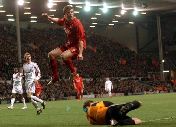 John Arne Riise (Liverpool) gegen Torwart Hans Jörg Butt (Leverkusen) Fußball EC 1 Herren Champions League 2004 2005, FC Liverpool - Bayer 04 Leverkusen 3:1 Gruppe Liverpool Dynamik,