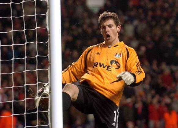Torwart Hans Jörg Butt (Leverkusen) läßt seinen Frust am Torpfosten aus Fußball EC 1 Herren Champions League 2004 2005, Bayer 04 Leverkusen Einzelbild Liverpool Wut, Enttäuschung,