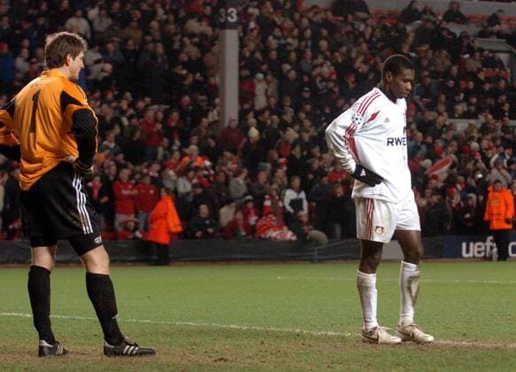 Torwart Hans Jörg Butt und Juan (beide Leverkusen) enttäuscht Fußball EC 1 Herren Champions League 2004 2005, Bayer 04 Leverkusen Gruppe Liverpool Enttäuschung, Nachdenklichkeit,