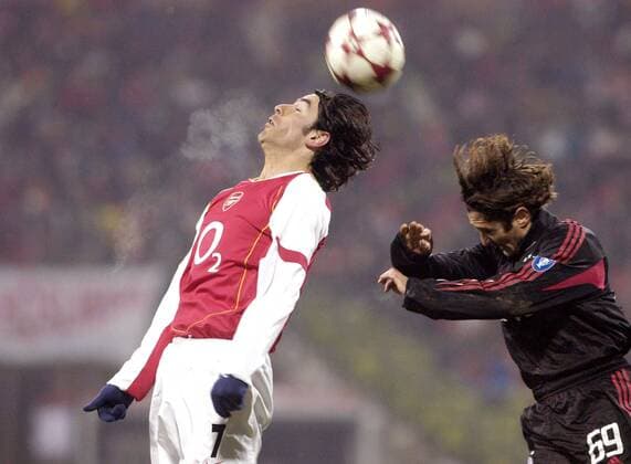 Robert Pires (Arsenal, li.) vor Bixente Lizarazu (Bayern) am Ball Fußball EC 1 Herren Champions League 2004 2005, FC Bayern München - Arsenal FC London 3:1, Achtelfinale Gruppe München Dynamik,