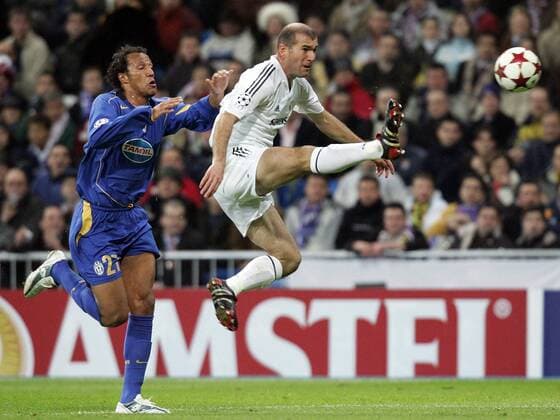 Zinedine Zidane (Real Madrid, re.) zieht ab gegen Jonathan Zebina (Juventus) -  Fußball EC 1 Herren Champions League 2004 2005, Real Madrid CF - Juventus Turin 1:0, Juve, Achtelfinale Gruppe Madrid Dynamik,