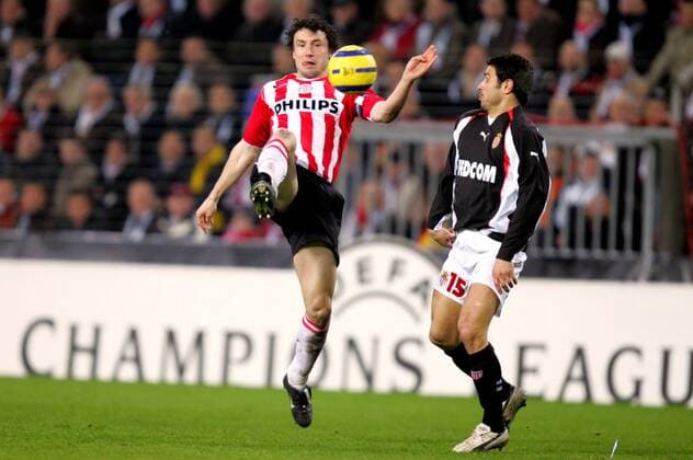 Mark van Bommel (li., Eindhoven) gegen Vassilis Zikos (Monaco) Fußball EC 1 Herren Champions League 2004 2005, Achtelfinale, PSV Eindhoven - AS Monaco 1:0, Vdig Gruppe pan8356 Eindhoven Dynamik,  