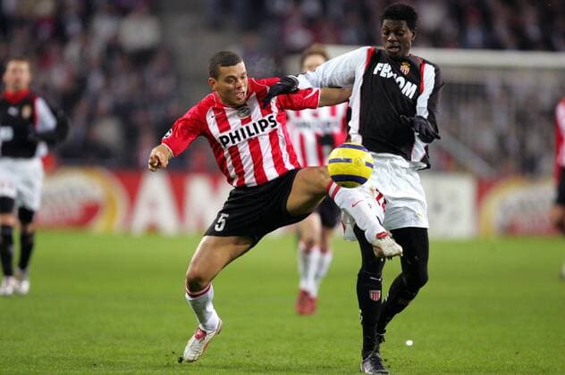 Wilfred Bouma (li., Eindhoven) gegen Emmanuel Adebayor (Monaco) Fußball EC 1 Herren Champions League 2004 2005, Achtelfinale, PSV Eindhoven - AS Monaco 1:0, Vdig Gruppe pan8356 Eindhoven Dynamik,  