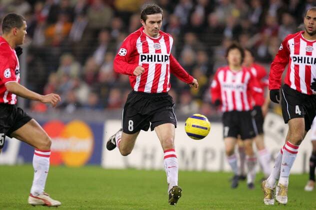 Phillip Cocu (Eindhoven) am Ball Fußball EC 1 Herren Champions League 2004 2005, Achtelfinale, PSV Eindhoven, Vdig Einzelbild pan8356 Eindhoven Dynamik,  