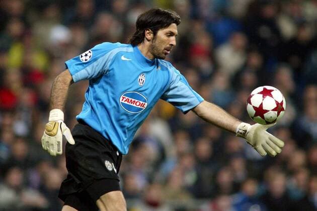 Torwart Gianluigi Buffon (Juventus) - Abschlag Fußball EC 1 Herren Champions League 2004 2005, Achtelfinale, Juventus Turin, Juve, Vdig Einzelbild pan8360 Madrid Dynamik,  