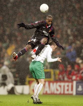 Sidney Govou (Lyon) wird von Fabian Ernst (Bremen) unterlaufen Fußball EC 1 Herren Champions League 2004 2005, SV Werder Bremen - Olympique Lyonnais 0:3, OL Gruppe Bremen Dynamik, Kampf, Höhe,