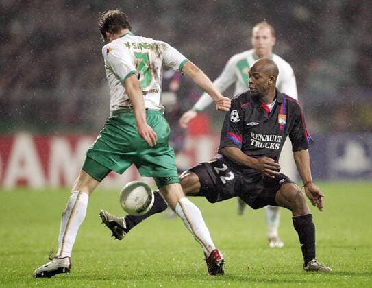 Sylvain Wiltord (Lyon, re.) gegen Petri Pasanen (Bremen) Fußball EC 1 Herren Champions League 2004 2005, SV Werder Bremen - Olympique Lyonnais 0:3, OL Bremen