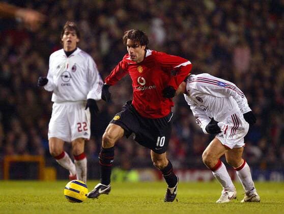 Ruud van Nistelrooy (Manchester United, Mitte) am Ball, Pirlo (Milan, re.) sucht nach der richtigen Angriffsseite -  Fußball EC 1 Herren Champions League 2004 2005, Manchester United - AC Mailand 0:1, ManU, Vdig Gruppe Manchester Dynamik,