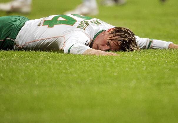 Tim Borowski (Bremen) liegt erschöpft am Boden Fußball EC 1 Herren Champions League 2004 2005, SV Werder Bremen Einzelbild Bremen Enttäuschung, Erschöpfung, Verzweiflung,