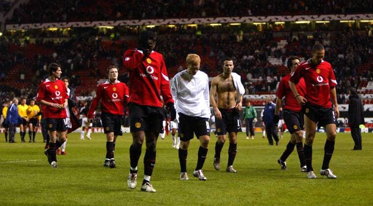 Manchester United geht enttäuscht ab, v.li.: Keane, Rooney, Saha, Scholes, Giggs, Nistelrooy und Ferdinand-  Fußball EC 1 Herren Champions League 2004 2005, Manchester United, ManU, Vdig Gruppe Manchester Enttäuschung,