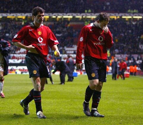 Roy Keane (li.) und Wayne Rooney (beide Manchester United) gehen enttäuscht ab -  Fußball EC 1 Herren Champions League 2004 2005, Manchester United, ManU, Vdig Gruppe Manchester Enttäuschung,