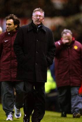 Trainer Sir Alex Ferguson (Manchester United) geht enttäuscht ab -  Fußball EC 1 Herren Champions League 2004 2005, Manchester United, ManU, Vdig Einzelbild Manchester Enttäuschung,