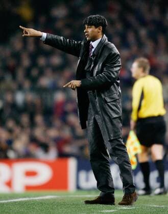 Trainer Frank Rijkaard (FC Barcelona) gibt Anweisungen -  Fußball EC 1 Herren Champions League 2004 2005, FC Barcelona, Barca, Primera Division, 1. Spanische Liga, Einzelbild Barcelona