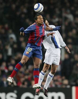 Ronaldinho (FC Barcelona, li.) gegen Paulo Ferreira (Chelsea) Fußball EC 1 Herren Champions League 2004 2005, FC Barcelona - FC Chelsea London 2:1, Barca, Gruppe Barcelona Dynamik, Kampf, Höhe,