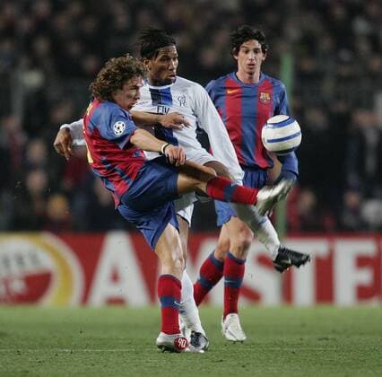 Didier Drogba (Chelsea, Mitte) gegen Carles Puyol (li.), beobachtet von Demetrio Albertini (beide FC Barcelona) Fußball EC 1 Herren Champions League 2004 2005, FC Barcelona - FC Chelsea London 2:1, Barca, Gruppe Barcelona Dynamik, Kampf,
