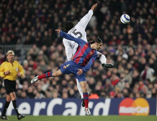 Rafael Marquez (FC Barcelona, re.) gegen Didier Drogba (Chelsea) Fußball EC 1 Herren Champions League 2004 2005, FC Barcelona - FC Chelsea London 2:1, Barca, Gruppe Barcelona Dynamik, Kampf, Höhe,