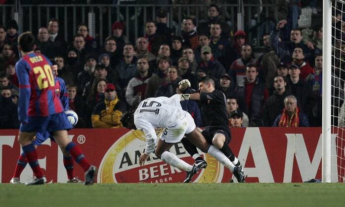 Torwart Victor Valdes (FC Barcelona, re.) und Didier Drogba (Chelsea) prallen zusammen - Drogba wurde daraufhin vom Platz gestellt Fußball EC 1 Herren Champions League 2004 2005, FC Barcelona - FC Chelsea London 2:1, Barca, Gruppe Barcelona Dynamik,