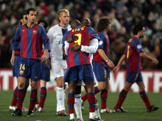 Die Landsmänner Samuel Etoo (FC Barcelona, vorn) und Claude Makelele (Chelsea) umarmen sich nach Spielende innig -  Fußball EC 1 Herren Champions League 2004 2005, FC Barcelona - Chelsea FC London 2:1, Barca Gruppe Barcelona Kameradschaft,