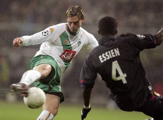 Tim Borowski (Bremen, li.) gegen Mickael Essien (Lyon) Fußball EC 1 Herren Champions League 2004 2005, SV Werder Bremen - Olympique Lyonnais 0:3, OL, Vdig Gruppe Bremen Dynamik,
