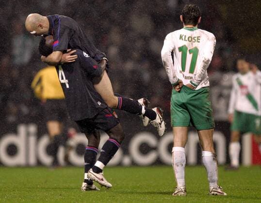 Mickael Essien (li.) und Cris (beide Lyon, 2.v.li.) - Torjubel, Miroslav Klose (Bremen) nutz die Zeit um sein Trikot in die Hose zu stecken Fußball EC 1 Herren Champions League 2004 2005, SV Werder Bremen - Olympique Lyonnais 0:3, OL, Vdig Gruppe , Saisonhighlight Bremen Freude,