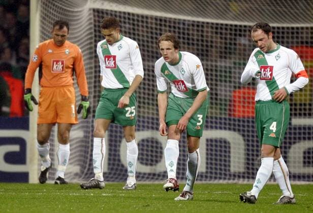 Enttäuschte Bremer, v.re.: Fabian Ernst, Petri Pasanen, Valerien Ismael und Torwart Andreas Reinke (alle Bremen) Fußball EC 1 Herren Champions League 2004 2005, SV Werder Bremen, Vdig Gruppe Bremen Enttäuschung,