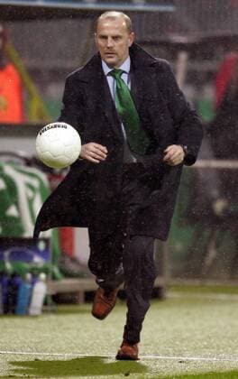 Trainer Thomas Schaaf (Bremen) bringt den Ball zurück ins Spiel Fußball EC 1 Herren Champions League 2004 2005, SV Werder Bremen, Vdig Einzelbild Bremen