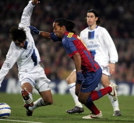 Ronaldinho (FC Barcelona) lässt seine Gegner reihenweise stehen -  Fußball EC 1 Herren Champions League 2004 2005, FC Barcelona - Chelsea FC London 2:1, Barca Gruppe Barcelona Dynamik,