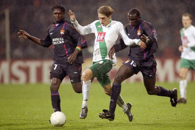 Aaron Hunt (Bremen, Mitte) gegen Lamine Diatta (re.) und Mahamadou Diarra (beide Lyon) Fußball EC 1 Herren Champions League 2004 2005, SV Werder Bremen - Olympique Lyonnais 0:3, Vdig, OL Gruppe Bremen Dynamik,