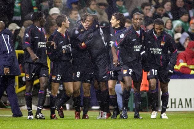 Torjubel Lyon, v. li.: Mahamadou Diarra, Jeremy Clement, Juninho, Sidney Govou, Nilmar, Eric Abidal und Florent Malouda Fußball EC 1 Herren Champions League 2004 2005, Olympique Lyonnais, Vdig, OL, Gruppe Bremen Freude,
