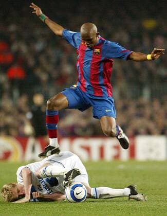 Samuel Etoo (FC Barcelona) überspringt Damien Duff (Chelsea) Fußball EC 1 Herren Champions League 2004 2005, FC Barcelona - Chelsea FC London 2:1, Barca Gruppe pan8366 Barcelona Dynamik, Kampf,  