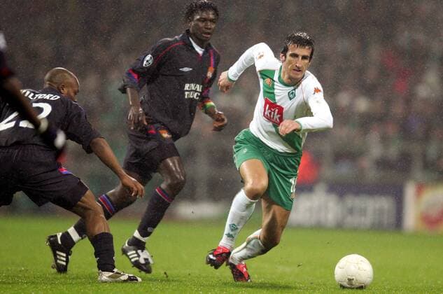 Johan Micoud (Bremen, re.) vorbei an Mahamadou Diarra (Lyon) Fußball EC 1 Herren Champions League 2004 2005, Achtelfinale, SV Werder Bremen - Olympique Lyonnais 0:3, OL Gruppe pan8365 Bremen Dynamik,  