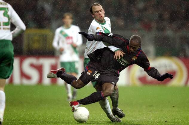 Sidney Govou (Lyon, vorn) wird von Fabian Ernst (Bremen) zu Fall gebracht Fußball EC 1 Herren Champions League 2004 2005, Achtelfinale, SV Werder Bremen - Olympique Lyonnais 0:3, OL Gruppe pan8365 Bremen Dynamik,  