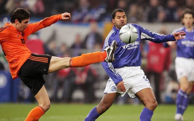 Dario Srna (Donetsk) klärt vor Ailton (Schalke) Fußball EC 3 Herren UEFA Cup 2004 2005, Pokal, Europapokal, Europacup, FC Schalke 04 - Shakhtar Donezk 0:1, Schachtjor Gruppe Gelsenkirchen Dynamik,