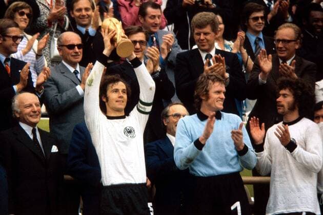 Kapitän Franz Beckenbauer (Mitte) präsentiert stolz den FIFA Weltpokal, daneben Torwart Sepp Maier und Paul Breitner (re.), Bundespräsident Walter Scheel (alle BR Deutschland, li.) freut sich ebenfalls Fußball WM Herren Weltmeisterschaft 1974, Nationalmannschaft, Nationalteam, Nationaltrikot, Endspiel, Finale, BRD Totale München Freude,