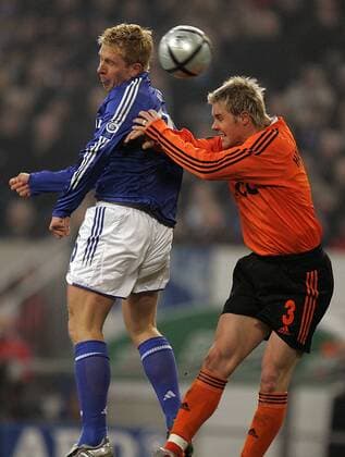 Mike Hanke (Schalke, li.) gegen Tomas Hübschman (Donetsk) Fußball EC 3 Herren UEFA Cup 2004 2005, Pokal, Europapokal, Europacup, FC Schalke 04 - Shakhtar Donezk 0:1, Schachtjor Gruppe Gelsenkirchen Dynamik,