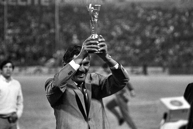 Antonio Carbajal (Mexiko) darf den Coupe Jules Rimet präsentieren - die Torwartlegende hat an insgesamt fünf WM Endturnieren teilgenommen Fußball Länderspiel Herren Länderspiel 1970, Nationalmannschaft, Nationalteam, Teilnahmen, Torwarttrainer Einzelbild Mexico City Freude,