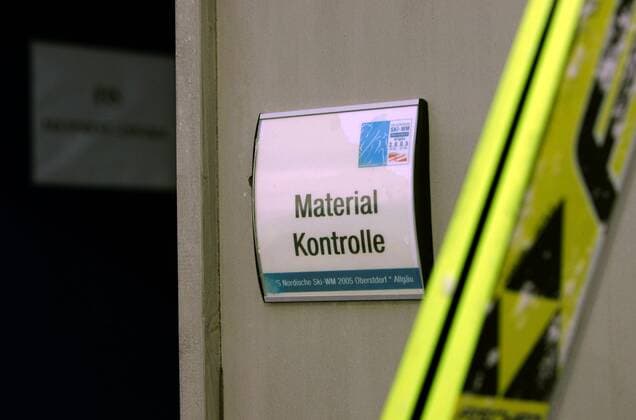 Das Schild weist auf den Eingang zur Material Kontrolle hin Skispringen WM Herren Nordische Ski Weltmeisterschaft 2005, Nordisch, Nordischer Skisport, Skisprung, Training Einzelbild Oberstdorf