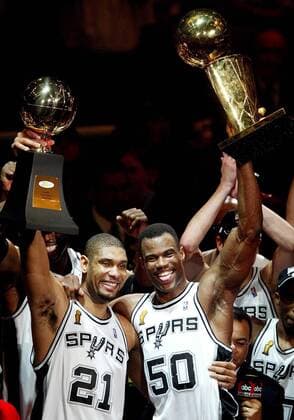 David Robinson (re.) mit der Meisterschaftstrophäe neben Tim Duncan (beide San Antonio Spurs), dem MVP der Finals - (Icon7890010) Basketball Herren NBA 2002 2003, Finals, Finalserie, Finale, Endspiel, Sieg, Sieger, Meister, Meisterfeier Gruppe San Antonio Freude, Begeisterung, EDITORIAL USE ONLY
